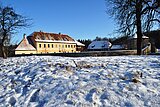 Linkziel: Link zum Beitrag mit dem Thema Waldweihnachtsmarkt am Forsthaus Willrode; Bildinhalt: Forsthaus Willrode im Schnee bei Sonnenschein