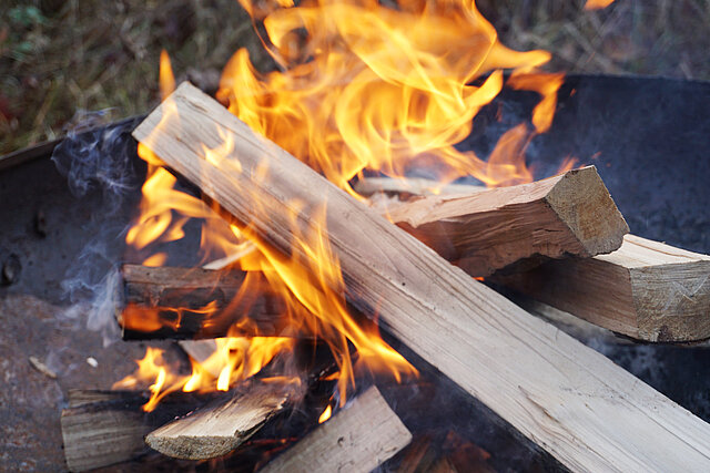 Brennholz in einer Feuerschale
