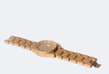 Linkziel: Link zum Beitrag mit dem Thema Mehr Holz unter den Weihnachtsbaum; Bildinhalt: eine Armbanduhr mit einem hölzernen Gehäuse.