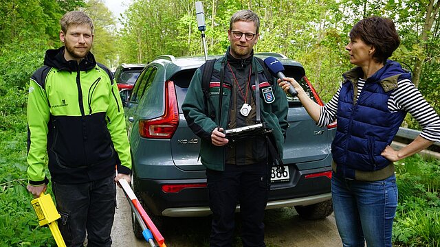 Landesinventurleiter wird von MDR-Radiojournalistin Sandra Voigtmann im Wald interviewt..